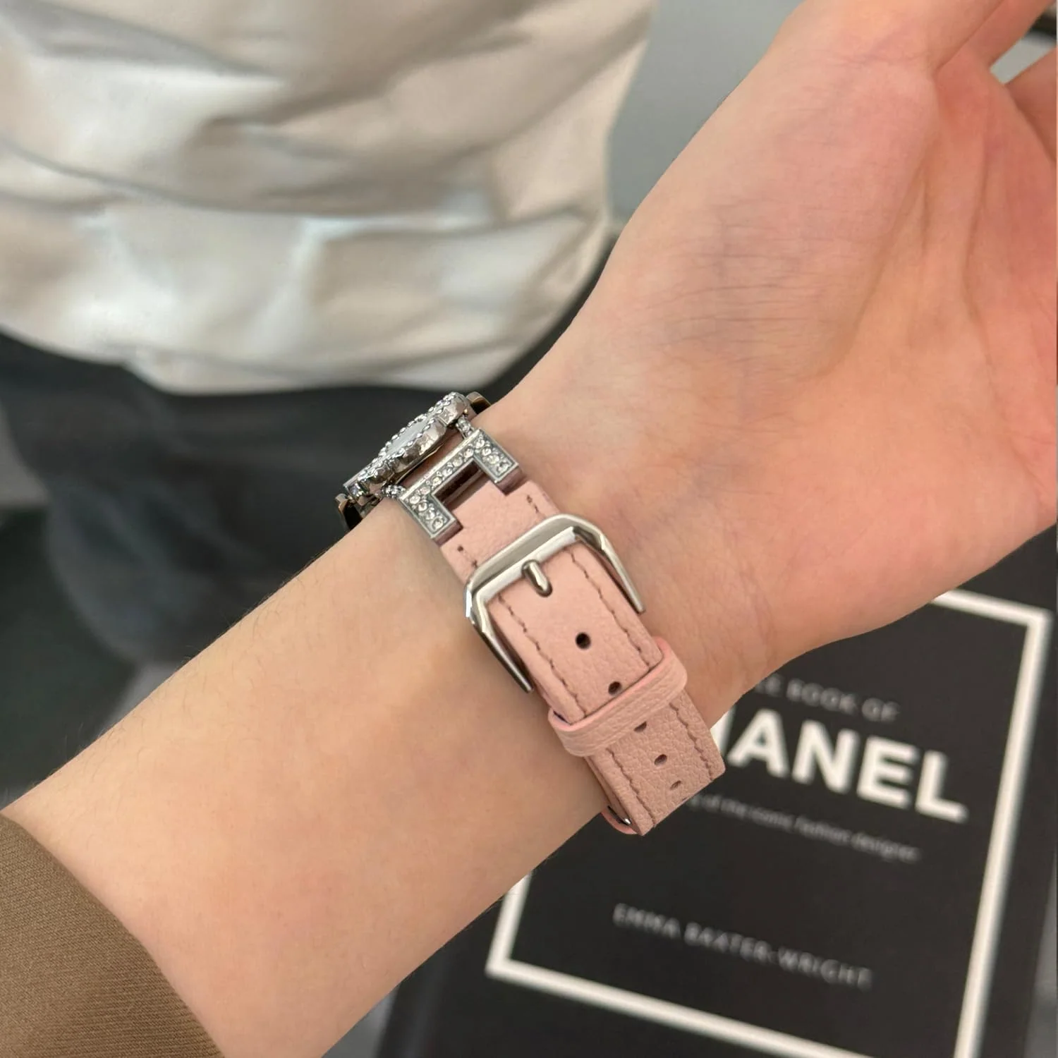 Apple Watch Series 1/2/3/4/5/6/SE/7/8/9/10/Ultra - Fashion Four-leaf Clover Alligator Grain Leather Watch Band - Image 3