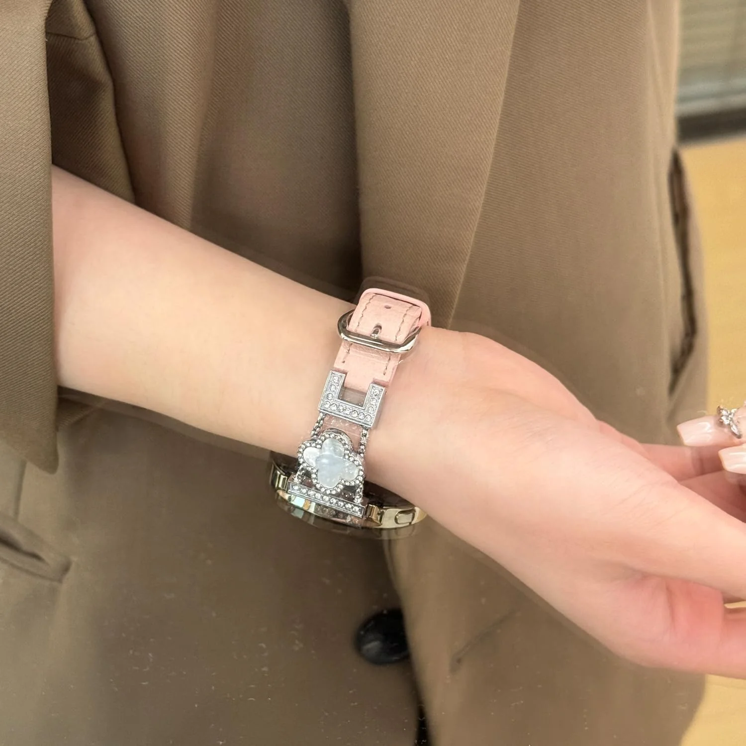 Apple Watch Series 1/2/3/4/5/6/SE/7/8/9/10/Ultra - Fashion Four-leaf Clover Alligator Grain Leather Watch Band - Image 5